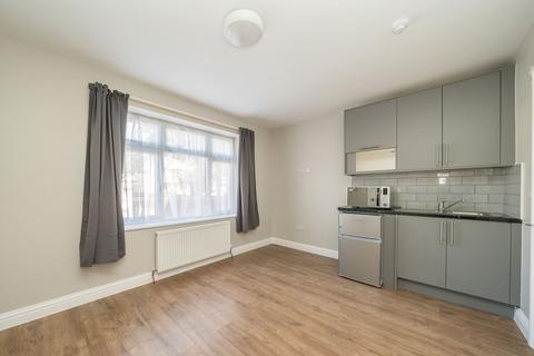 Studio to rent, Hall Road, Isleworth TW7