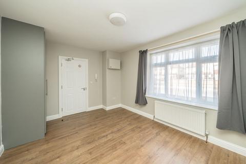 Studio to rent, Hall Road, Isleworth TW7