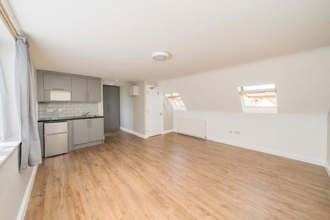 Studio to rent, Hall Road, Isleworth TW7