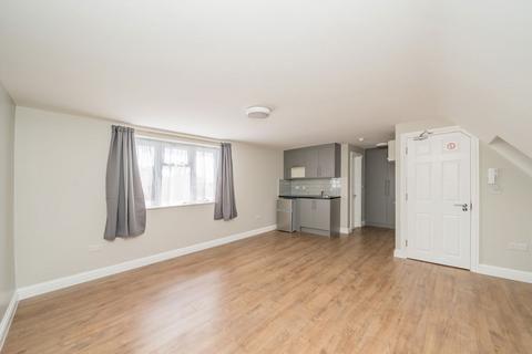 Studio to rent, Hall Road, Isleworth TW7
