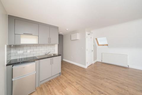 Studio to rent, Hall Road, Isleworth TW7