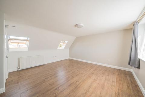 Studio to rent, Hall Road, Isleworth TW7