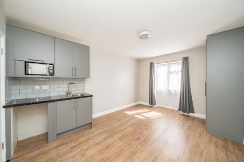 Studio to rent, Hall Road, Isleworth TW7
