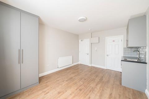Studio to rent, Hall Road, Isleworth TW7