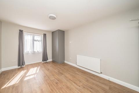 Studio to rent, Hall Road, Isleworth TW7