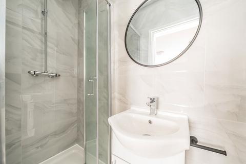 Studio to rent, Hall Road, Isleworth TW7