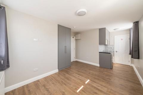 Studio to rent, Hall Road, Isleworth TW7