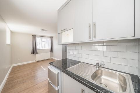 Studio to rent, Hall Road, Isleworth TW7