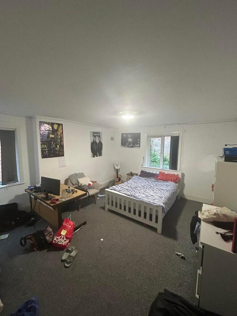 A spacious double bedroom featuring great poten...