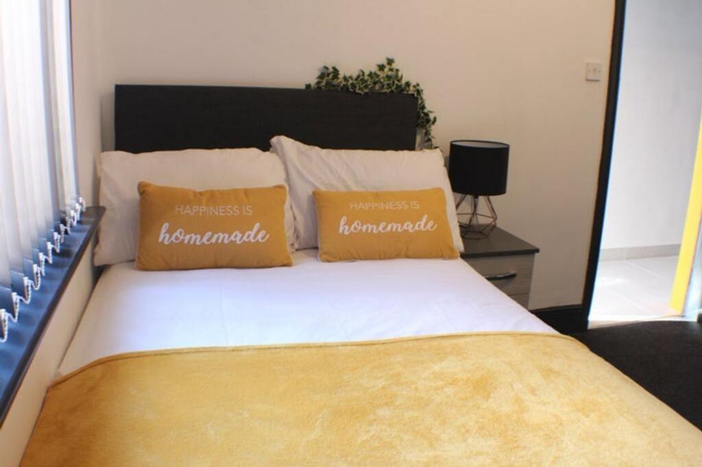 A cozy double bedroom featuring a comfortable b...
