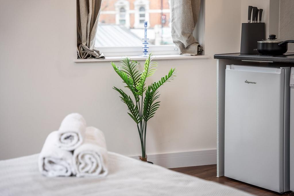A bright and clean double bedroom featuring a s...