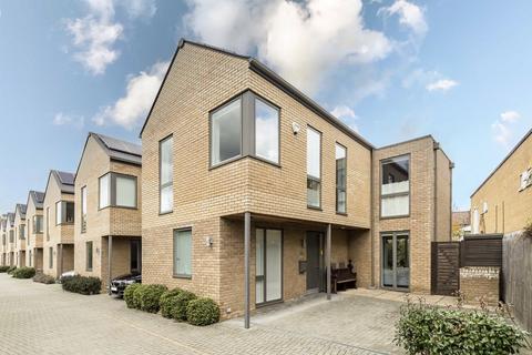 3 bedroom house to rent, Hayward Mews, London SE4