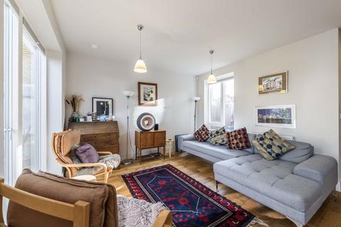 3 bedroom house to rent, Hayward Mews, London SE4