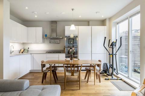 3 bedroom house to rent, Hayward Mews, London SE4