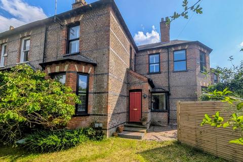 Albert Road East, Hale