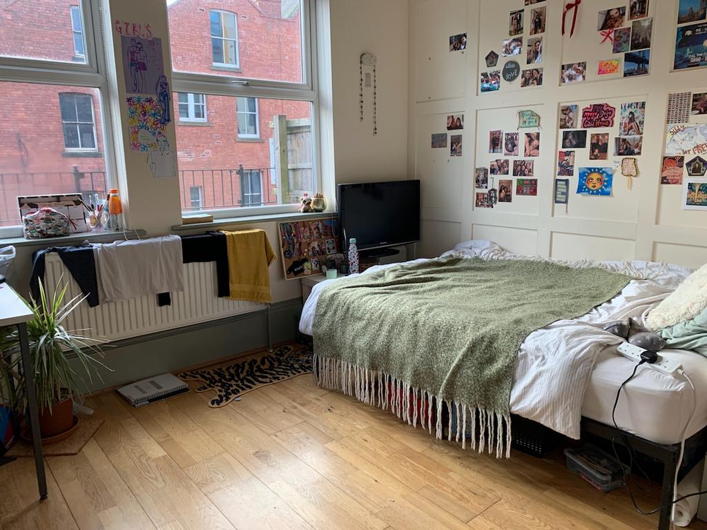 A cozy and inviting double bedroom with ample n...