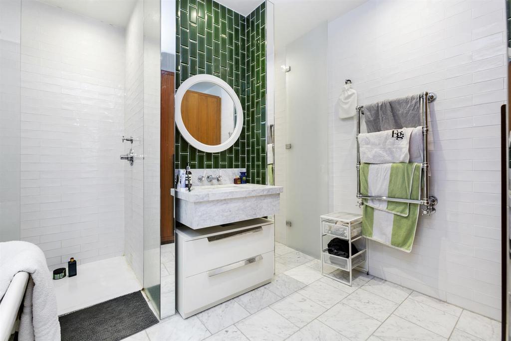 Bathroom (3).jpg