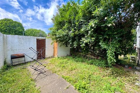 3 bedroom flat to rent, Barnardo Street, London E1