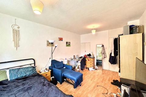 3 bedroom flat to rent, Barnardo Street, London E1