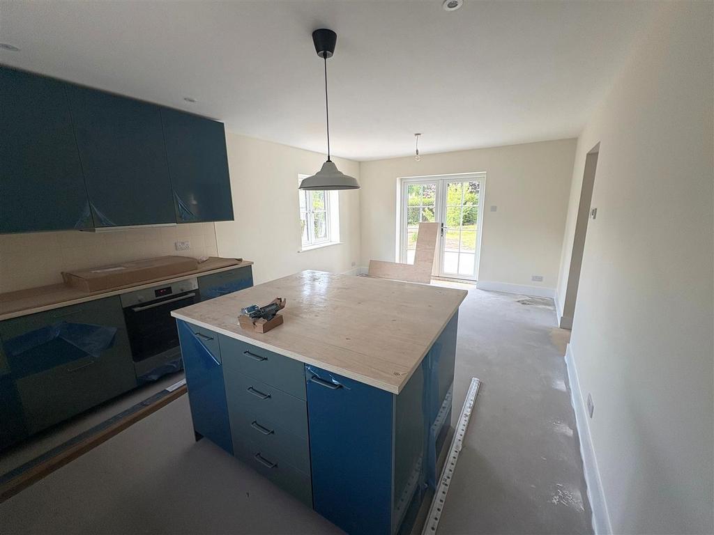 Kitchen 2.jpg