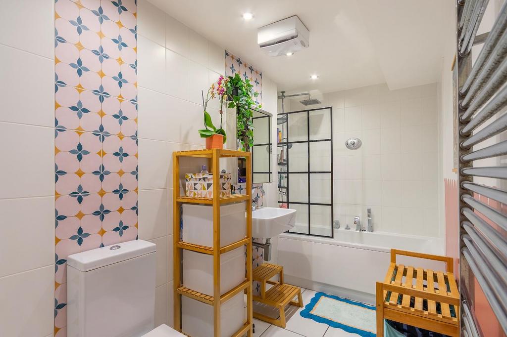 0 C6 SBV - Bathroom B.jpg