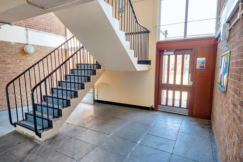 89 Columbia Close, Gloucester, GL1 3DQ