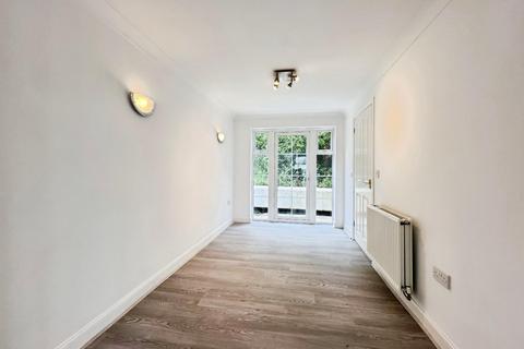 37 Alexandra Corniche, Hythe, CT21 5RW