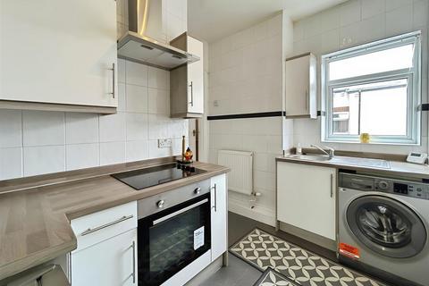 2 bedroom flat to rent, Richmond Road, South Shields