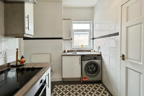 2 bedroom flat to rent, Richmond Road, South Shields