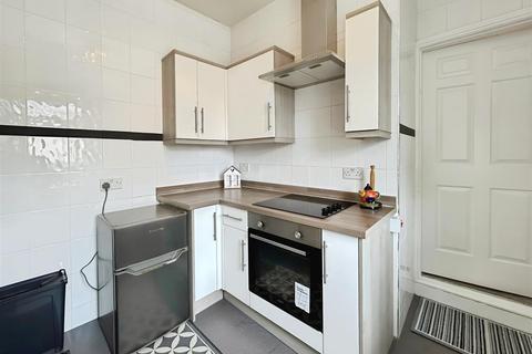 2 bedroom flat to rent, Richmond Road, South Shields