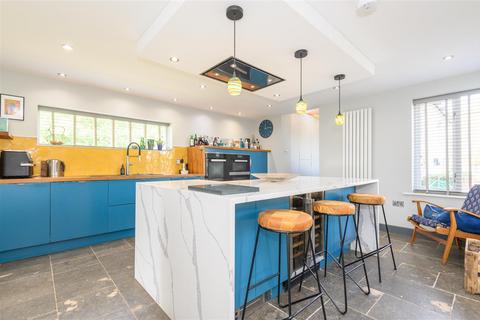 3 bedroom cottage for sale, 1 Grasmere Grove, Norwood Green, HX3 8QW