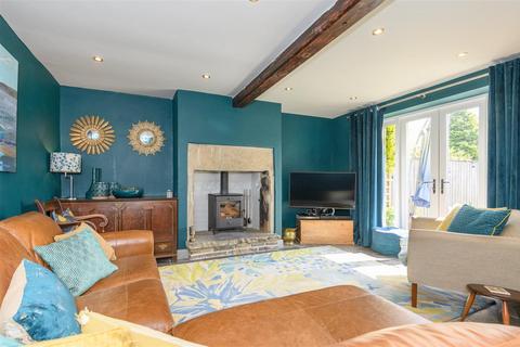 3 bedroom cottage for sale, 1 Grasmere Grove, Norwood Green, HX3 8QW