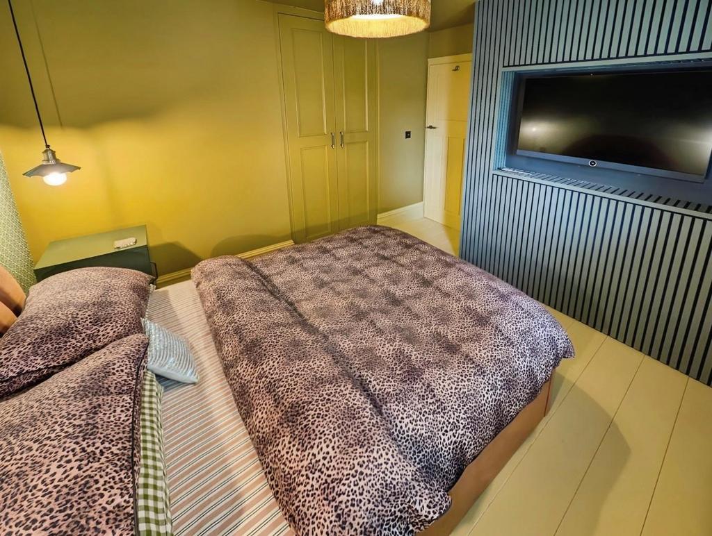 Bed 202a.jpg