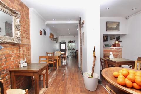 Property to rent, Stoke Newington Church Street, London N16