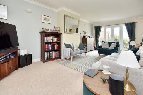 29 Bayfields, Gillingham, SP8 4AE