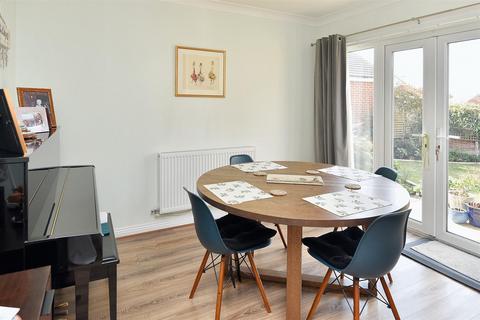 29 Bayfields, Gillingham, SP8 4AE