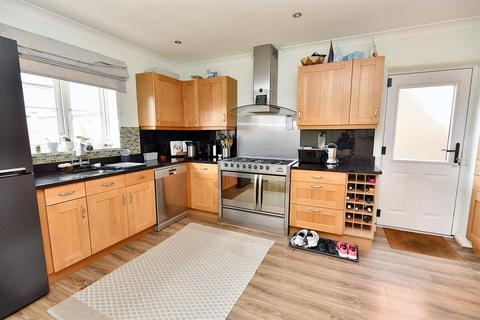 29 Bayfields, Gillingham, SP8 4AE