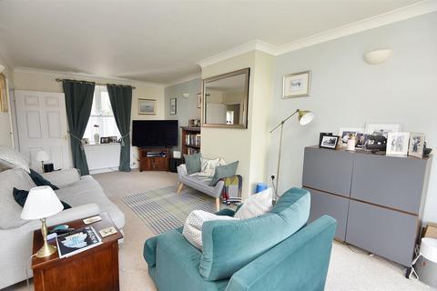 29 Bayfields, Gillingham, SP8 4AE