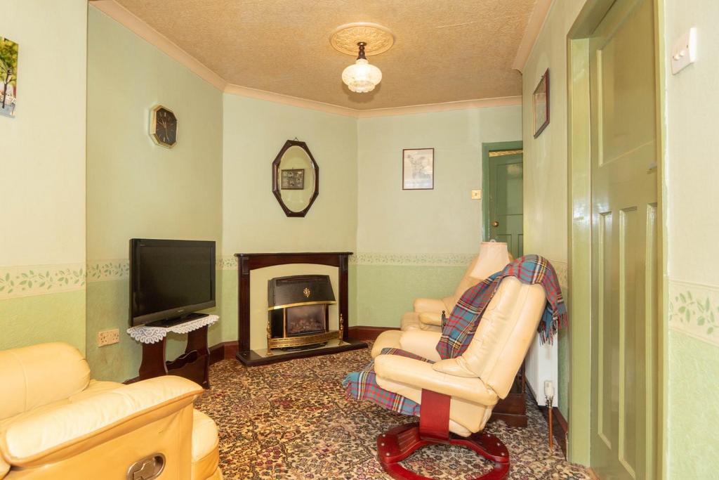 Sitting/dining room