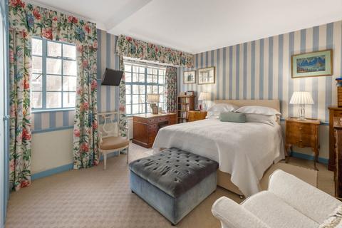 2 bedroom flat for sale, Chesham Street, London SW1X