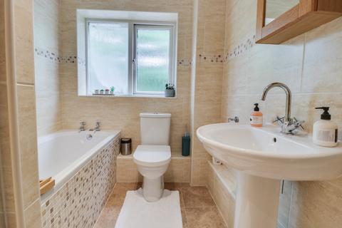 8 Broadgate Rise, Horsforth, Leeds, LS18 4DL