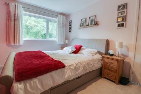 8 Broadgate Rise, Horsforth, Leeds, LS18 4DL