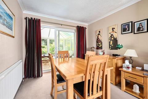 4 Bicknell Road, Frimley, Camberley, GU16 8SZ