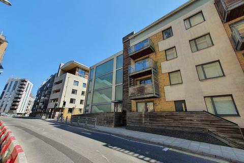 3 bedroom flat for sale