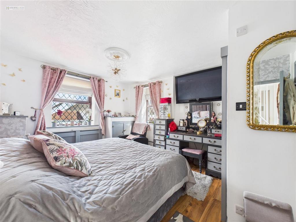 Bedroom 1.jpg