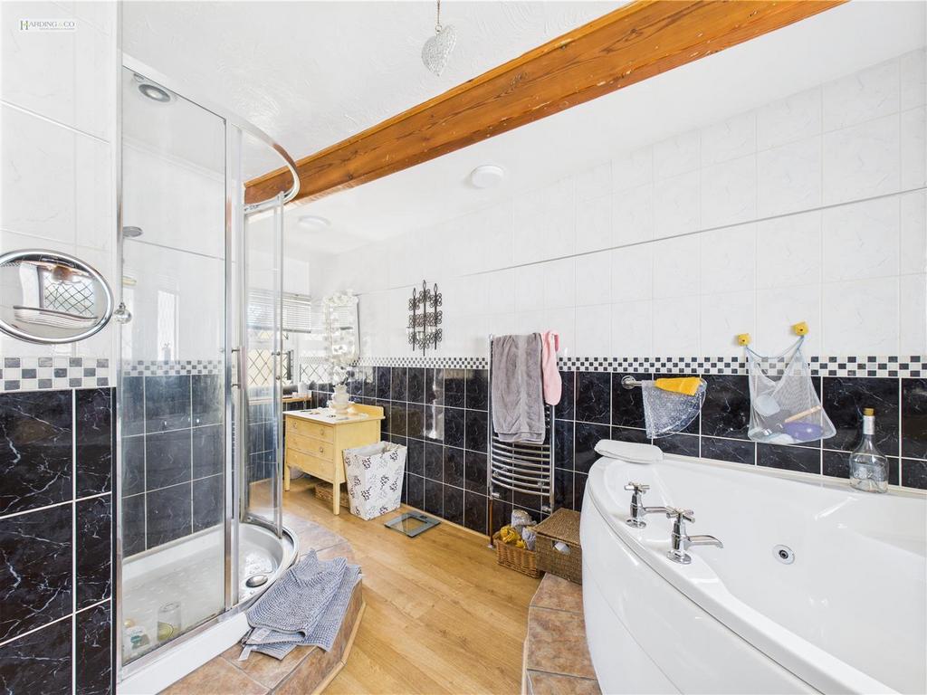 Family Bathroom ii.jpg