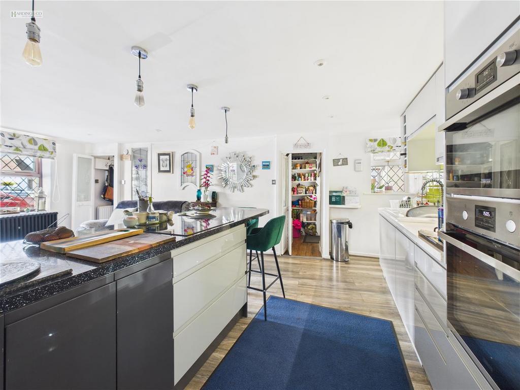 Kitchen (2).jpg