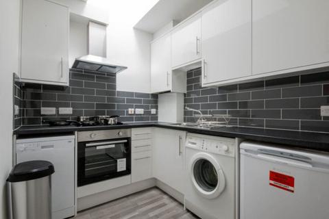 4 bedroom flat to rent, 1830L Clerk Street, Edinburgh, EH8 9JB