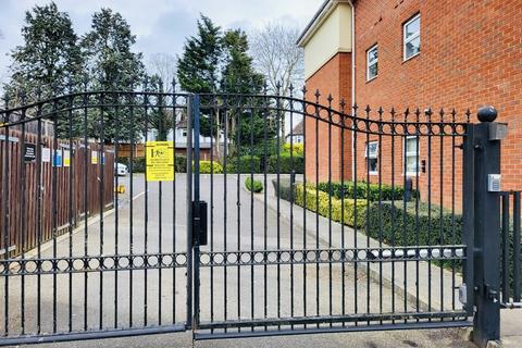 2 bedroom flat for sale, Mayfair Court, Stonegrove, Edgware HA8