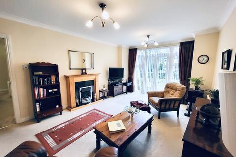 2 bedroom flat for sale, Mayfair Court, Stonegrove, Edgware HA8